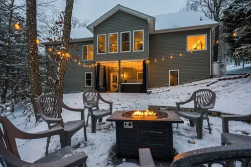3800 sq ft of Fun! Sleeps 14 • Hot Tub • Pool Table • Pac-Man • Foosball