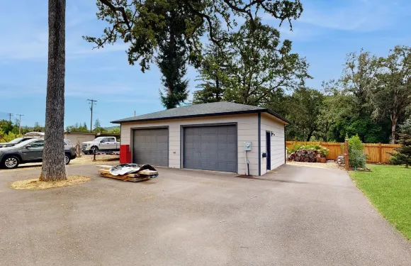 帶壯麗河景和附近景點的家