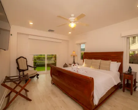 Del Mar 4M 3 bdr Garden View in Los Suenos エラドゥラのホテル