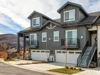 Beautiful Townhome Centrally Located Pet Friendly Hot Tub & Bonus Basement Room Hotels in Summit Park