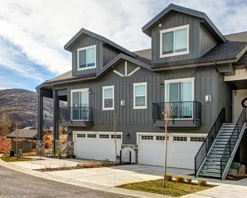 Beautiful Townhome Centrally Located Pet Friendly Hot Tub & Bonus Basement Room Hotels in Summit Park