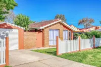 StayAU Family-Friendly Home near Deakin - balcony