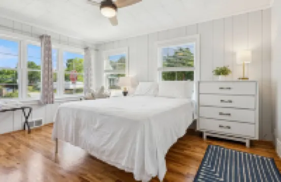 100 Steps to Lake Michigan Beach, Private Paved Courtyard, Gas Fire Pit. Hôtels à : 