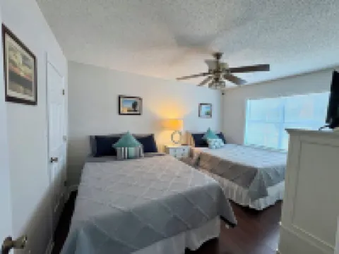 1 Block to Beach Pet Friendly Large Deck & Living Space +Plenty PK