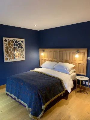 The Lodge at Hemingford Grey House - parking