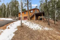 Bear Paw Haven-nestled in the trees. Pet & family friendly. HOT TUB, Free WiFi