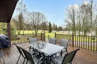 4 Bed House - Sleeps 9 - Hottub - Parking