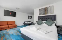 Plush Hotel Hotels in East York / The Beach