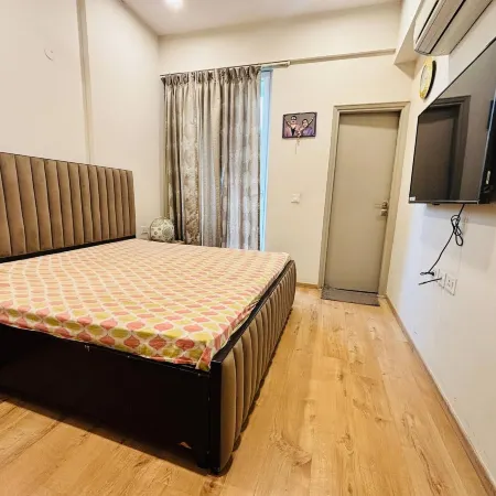 Luxurious 2-bedroom Apartment With Shared Pool in Gurugram Отели рядом с достопримечательностью «Курорт Аапно Гхар»