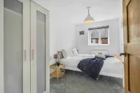 GuestReady - Charming Retreat in Trafford