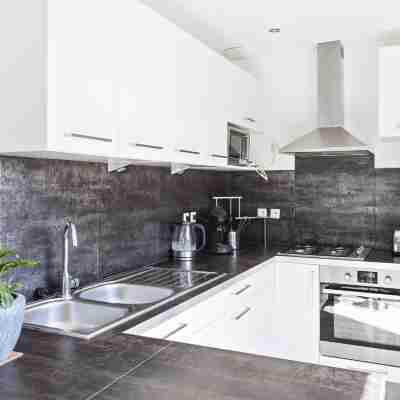 Modern Holiday Home with Private Pool Rooms