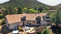 Timber & Rock Retreat by Avantstay Hot Tub + Outdoor Dining + Firepit Near Bell Rock Trails - Homestays