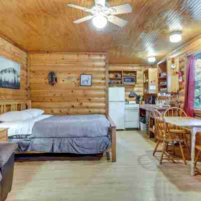 Cedar Falls Cabin Nestled by Honey Creek Rooms