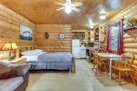 Cedar Falls Cabin Nestled by Honey Creek - Wifi
