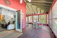 Beautiful Original Seaside Cottage + Swim & Tennis Club: Sleeps 6