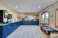 Super 8 by Wyndham Sturgis - breakfast