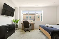 Modern Family Townhome: 4BR/44BA Pool & EV Charger - Kitchen