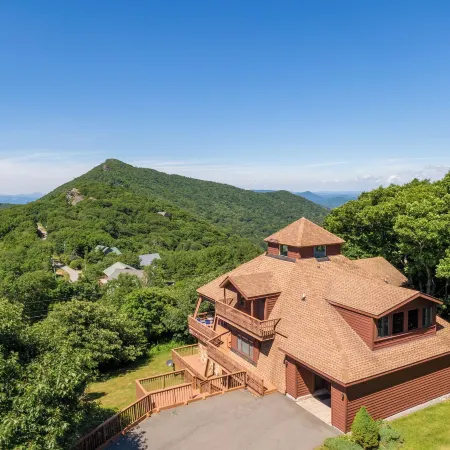 Endless Vistas 4BR With Stunning Views and Close Proximity to Town