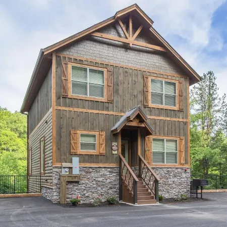 Friendly Bear Plunge is a 5br/5ba Vacation Retreat Complete With Beautiful Views