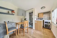 Studio Retreat Sleeps 1 - Parking & Wifi - 2-Star