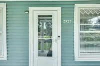 Walk to Nightlife District! Omaha Benson Bungalow - Homestays