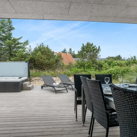 "Hariet" - 600m from the Sea