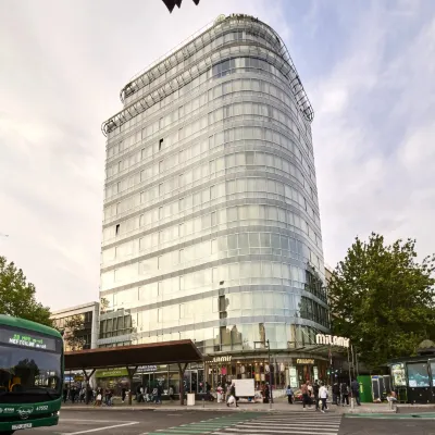 Parkside Hotel & Apartments Hotel dekat Cəfər Cabbarlı