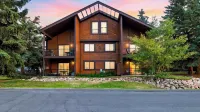 Cabriolet Chalet by Avantstay King Suite + Bunk Loft + BBQ Deck Walk to Lift + Pool Access - Apartments