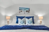 Steps to the Beach Pool Courts Family Fun - balcon