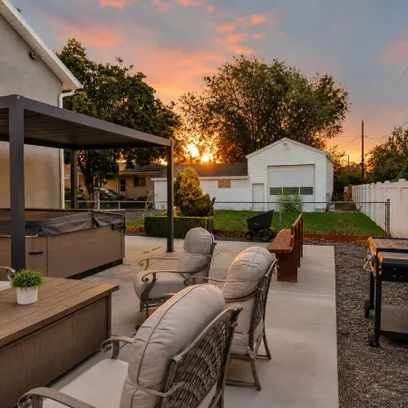 Spacious 6Br Home w 2 Large Living Areas & 3 Bath
