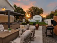 Spacious 6Br Home w 2 Large Living Areas & 3 Bath - Homestays
