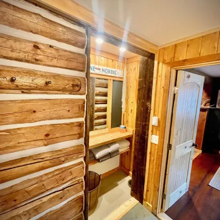 Newly Renovated - Cozy and Quiet Apt Style Cabin on Yellowstone River