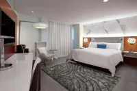 Renaissance Edmonton Airport Hotel - Swimmingpools