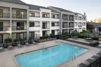 Courtyard Bakersfield - مسبح