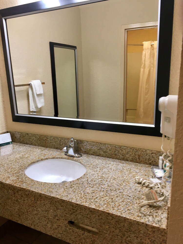 Quality Suites Convention Center - Hickory