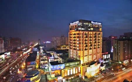 Christian's Hotel Отели в г. Лоян