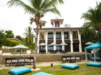 Impressively Designed 3rd-Floor Space Overlooking Pool in Coco