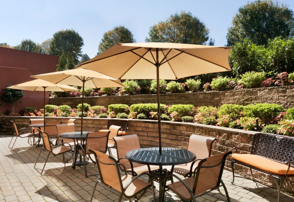 2. 햄프턴 인 뉴속..