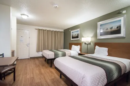 HomeTowne Studios Raleigh - Durham Отели рядом с достопримечательностью «Дарем Академи Мидл Скул»