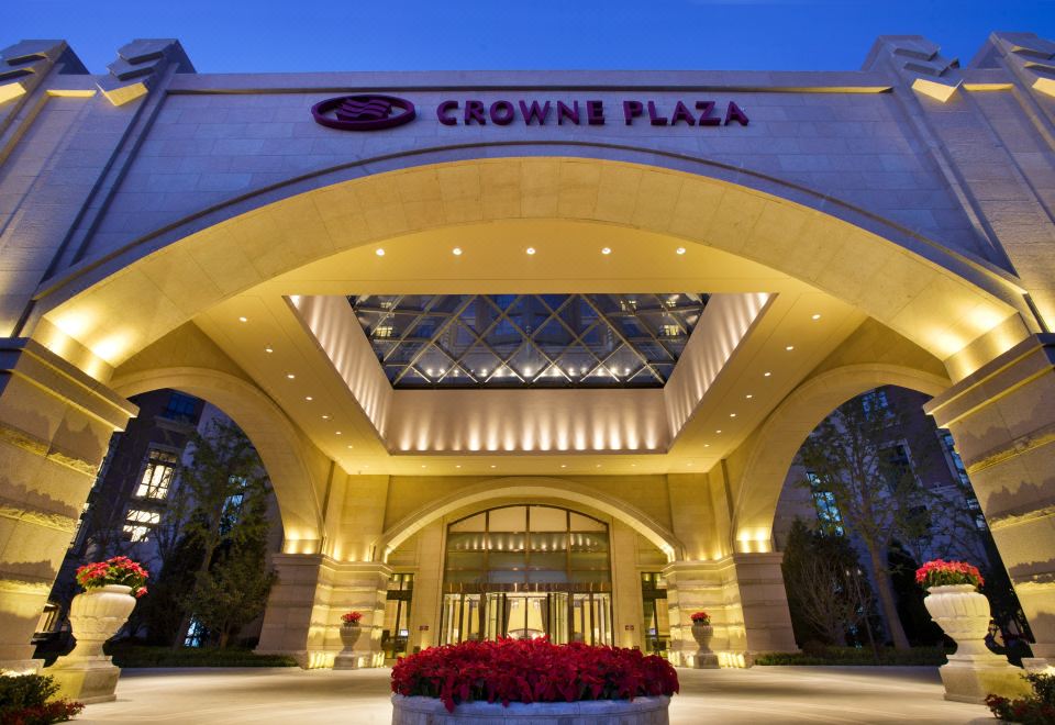 크라운 플라자 톈진 진난의 잘 정돈된 외관