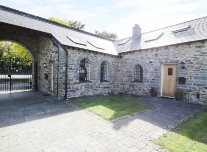 3 Bythynnod yr Aran