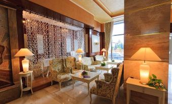 a well - decorated living room with multiple couches and chairs arranged in various positions , creating a cozy and inviting atmosphere at Hotel Roman by Dumbrava Business Resort