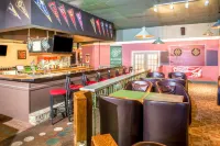 Ramada by Wyndham Saskatoon - bar