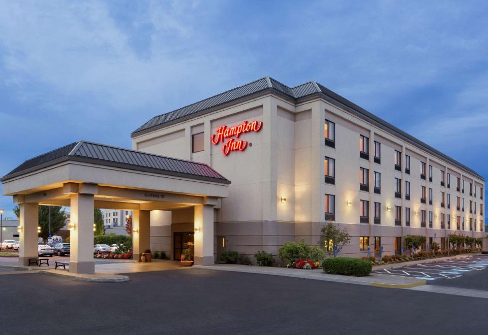 햄프턴 인 포틀랜드 에어포트의 깨끗하고 넓은 객실 내부 사진