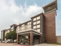La Quinta Inn & Suites by Wyndham Arlington North 6 Flags Dr