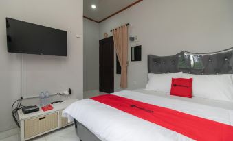 RedDoorz Plus Near Jungeland Sentul