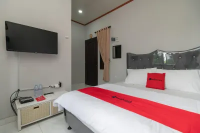 RedDoorz Plus Near Jungeland Sentul Hotels in Babakan Madang