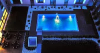 Melrose Apartments - Pools