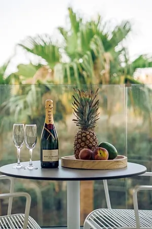 Aeolos Beach Resort Отели рядом с достопримечательностью «Squeeze Bar»