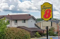 Super 8 by Wyndham New Stanton فنادق في East Huntingdon Township